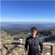 Profesor de las distintas materias a nivel de educación primaria, especialmente en Biología, Inglés o las dos troncales